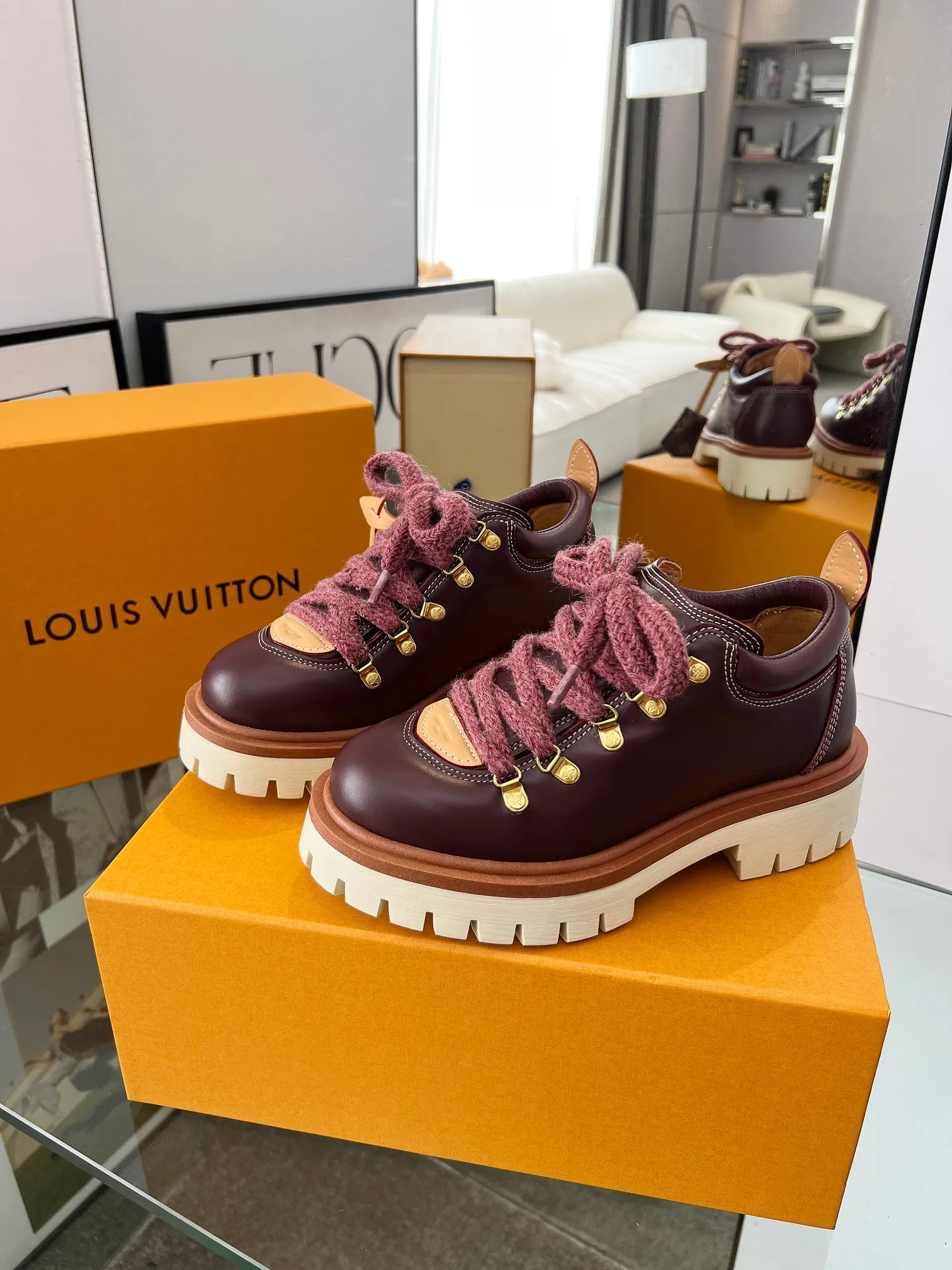 👟👟Ex-factory price 640👟👟 LV's new couple's thick-soled hiking shoes, your original custom-made large-soled shoe brand, giving the foot flexibility and freedom, a good pair of shoes to wear all summer. Fabric: First-layer imported calfskin, cowhide lining Size: 35-46 Welcome to send pictures to place orders